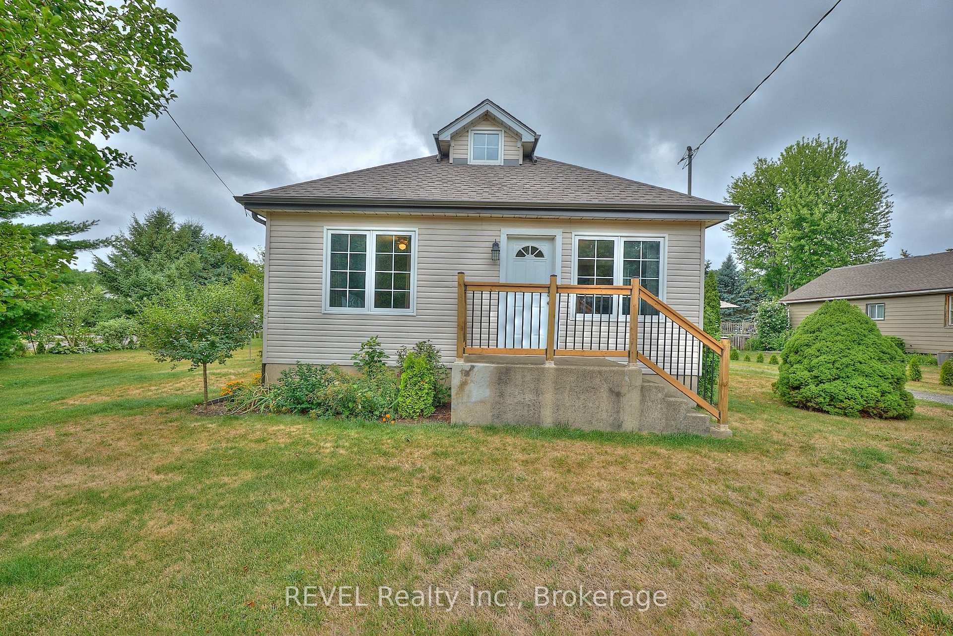 Photo 2 of 1317 Third Street Louth, St. Catharines, Rural Port — HOMEH