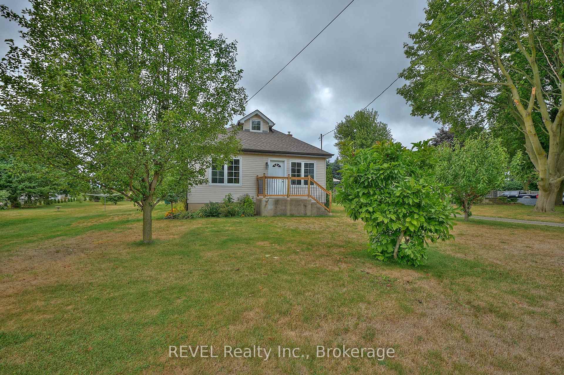 Photo 3 of 1317 Third Street Louth, St. Catharines, Rural Port — HOMEH