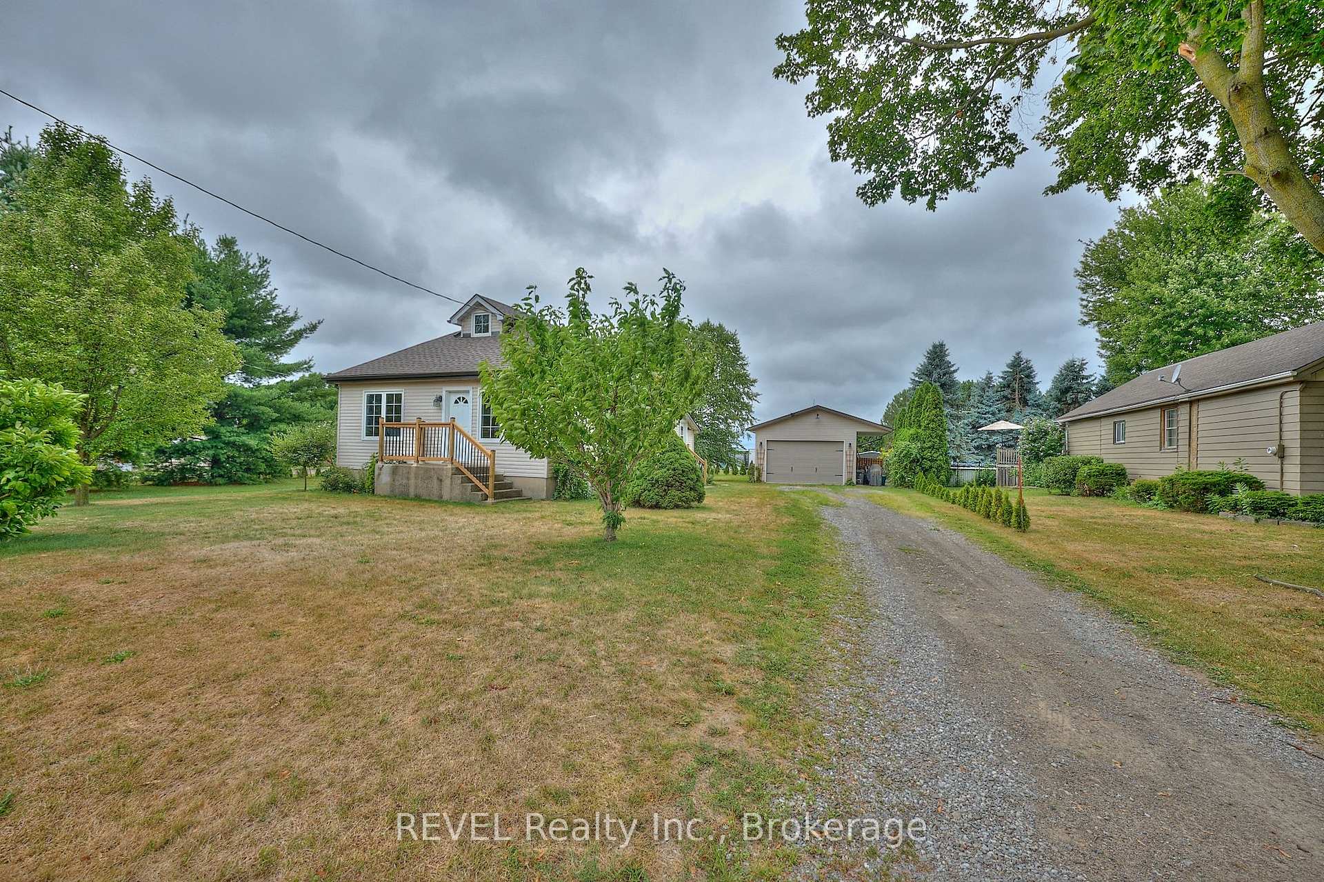 Photo 4 of 1317 Third Street Louth, St. Catharines, Rural Port — HOMEH
