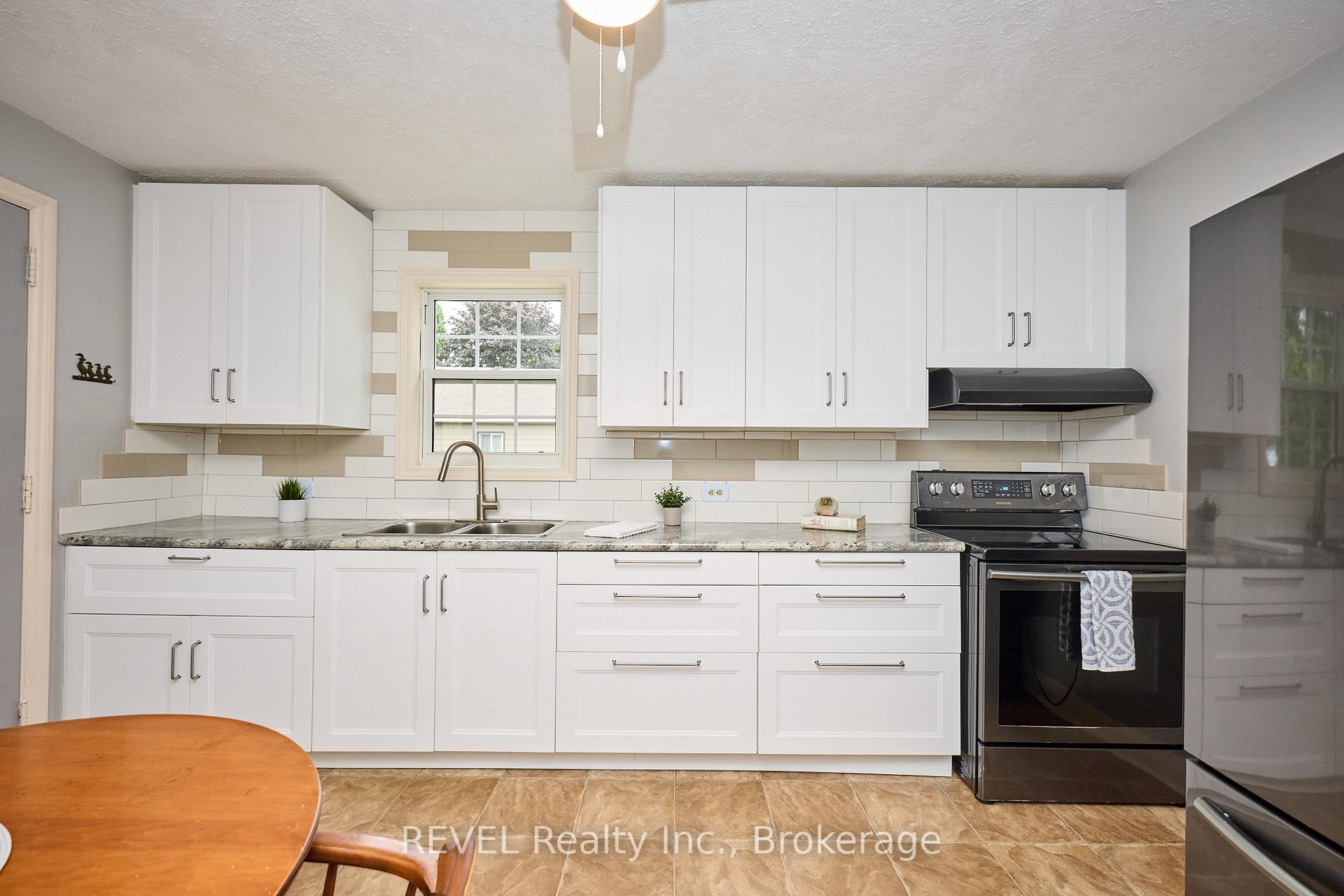 Photo 11 of 1317 Third Street Louth, St. Catharines, Rural Port — HOMEH