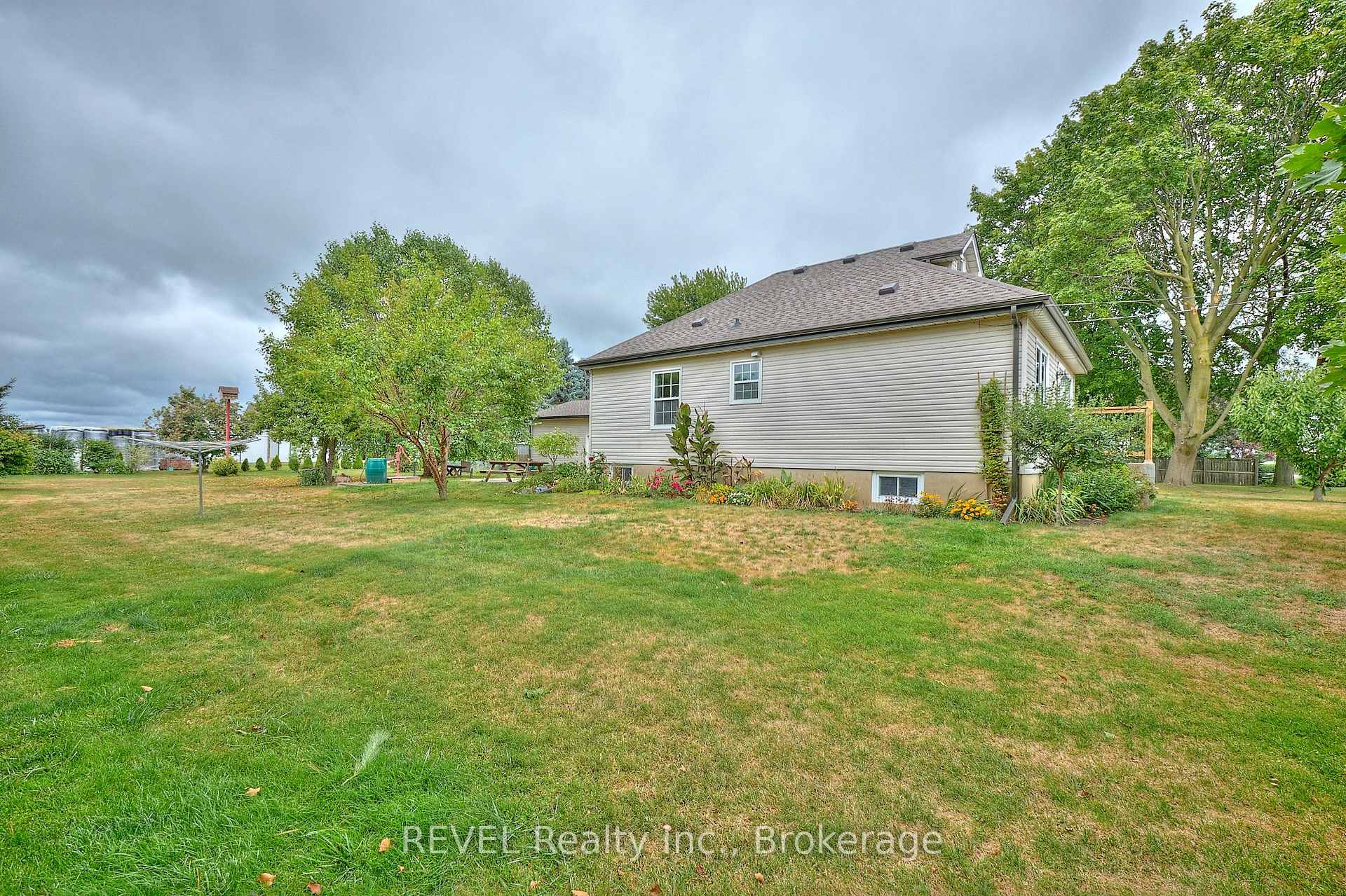 Photo 26 of 1317 Third Street Louth, St. Catharines, Rural Port — HOMEH
