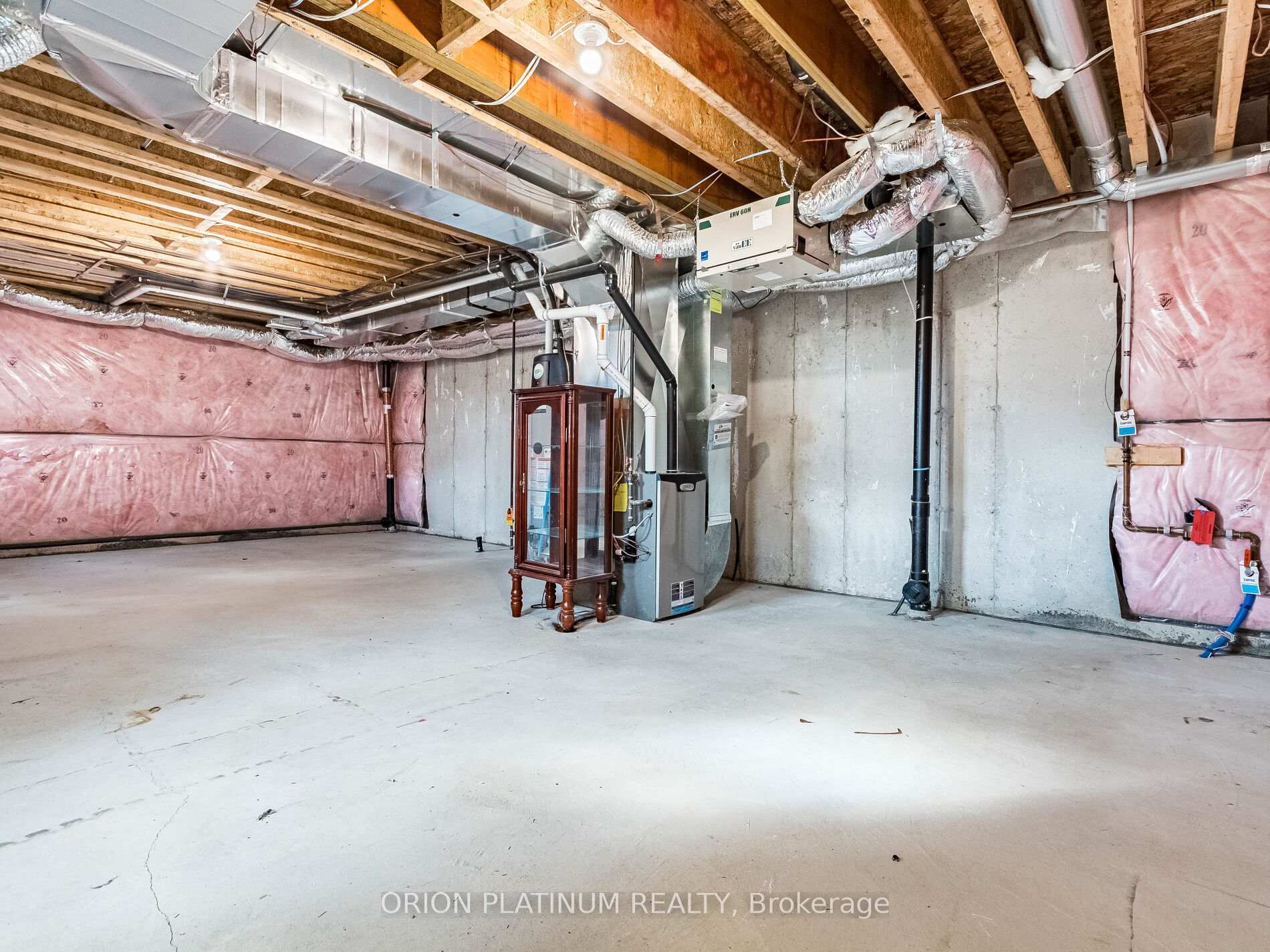 Photo 15 of 135 Pagebrook Crescent, Hamilton, Stoney Creek Mountain — HOMEH