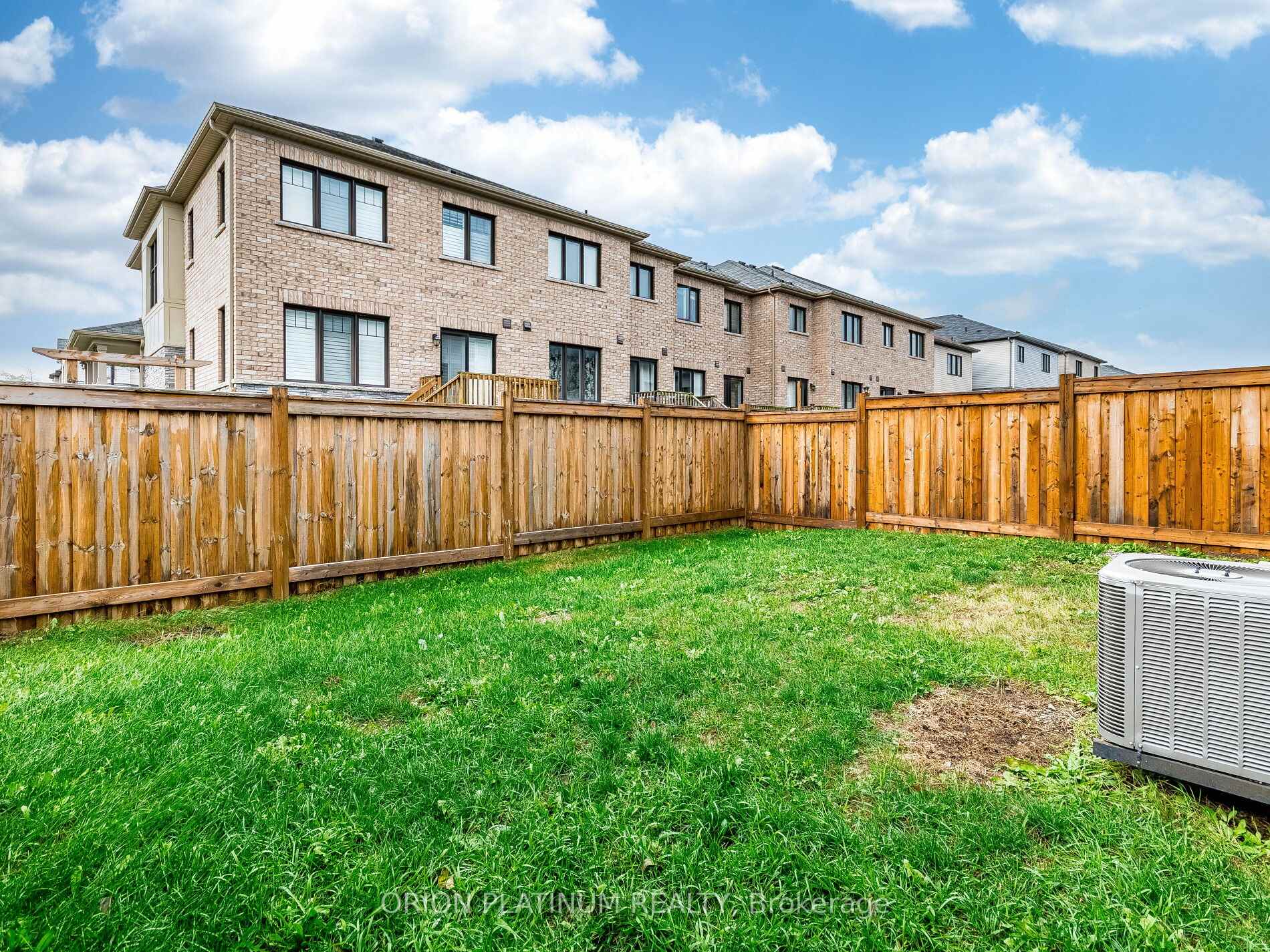 Photo 17 of 135 Pagebrook Crescent, Hamilton, Stoney Creek Mountain — HOMEH