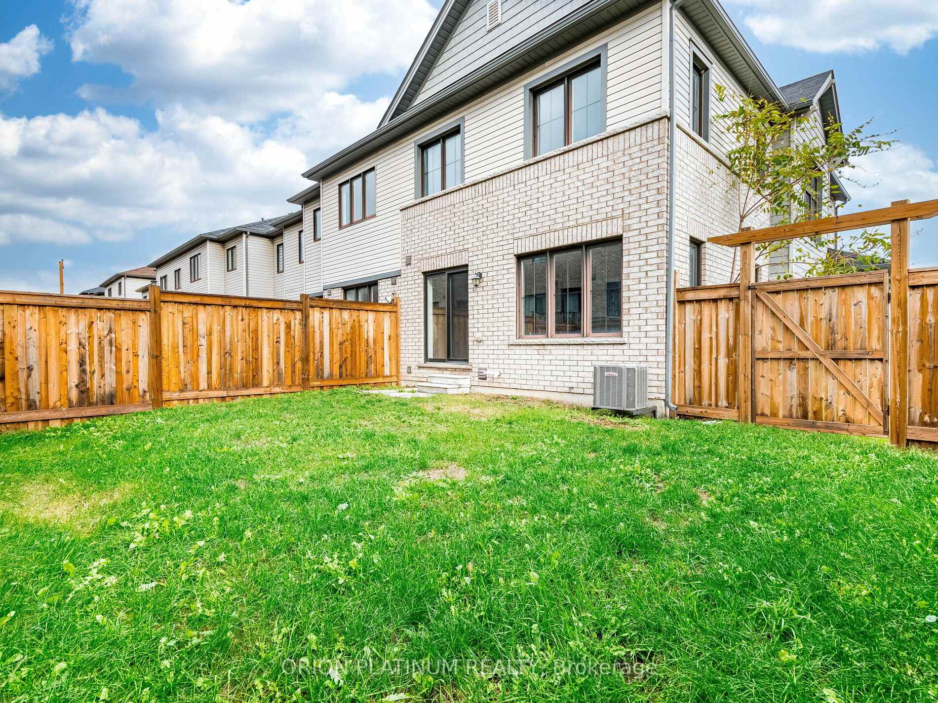 Photo 18 of 135 Pagebrook Crescent, Hamilton, Stoney Creek Mountain — HOMEH