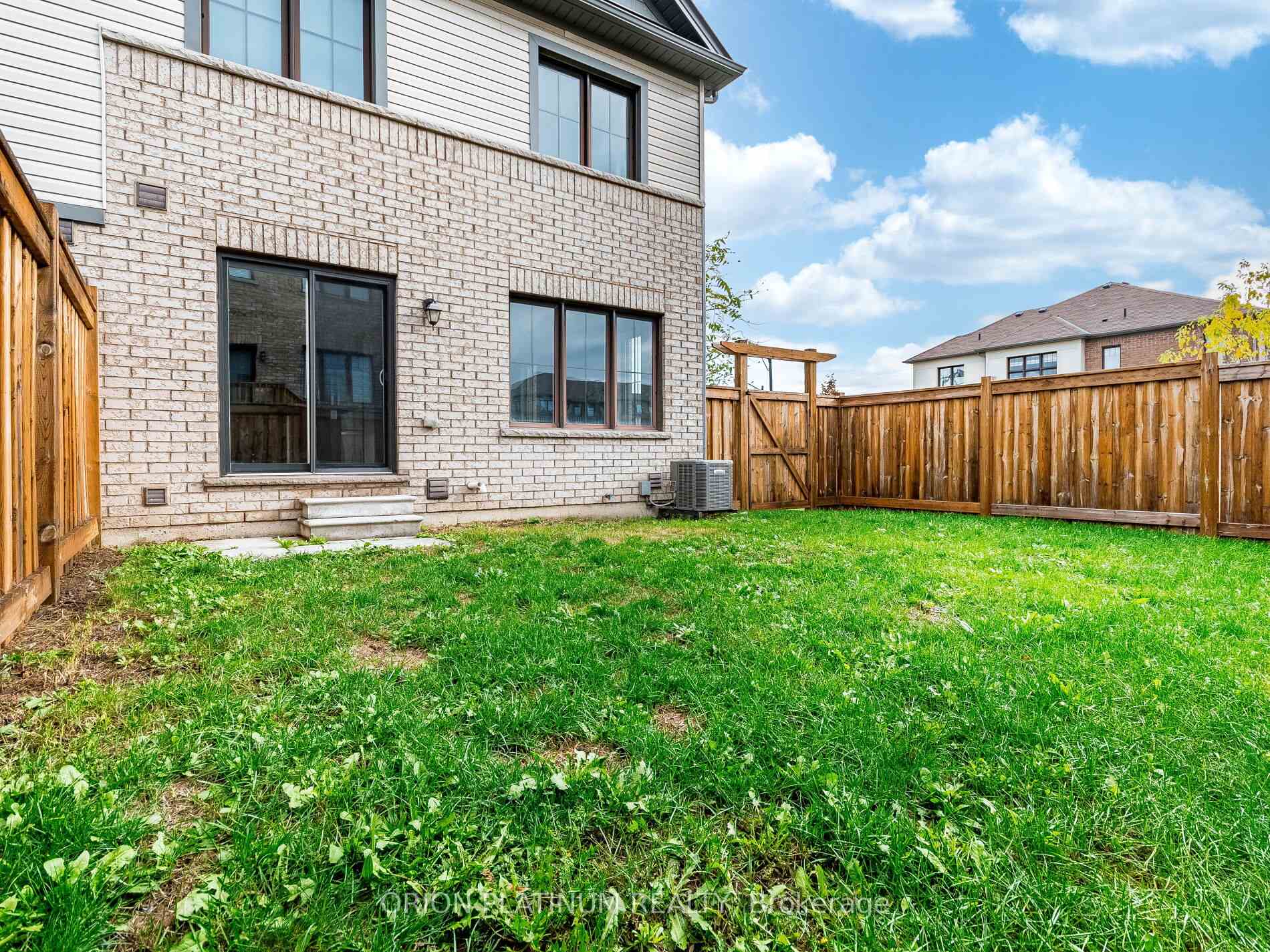 Photo 19 of 135 Pagebrook Crescent, Hamilton, Stoney Creek Mountain — HOMEH