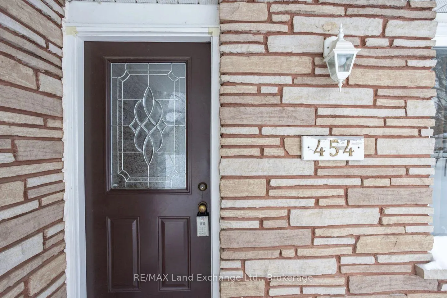 Front of 454 Victoria Street N