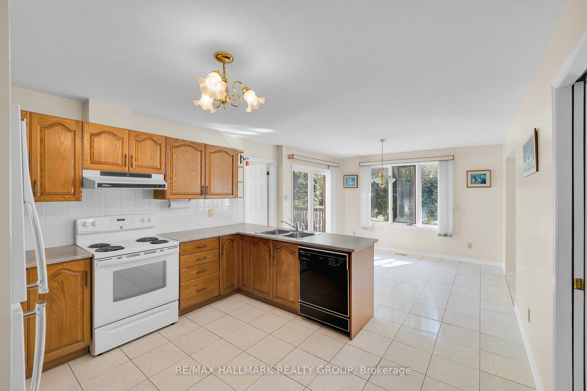 Photo 8 of 1396 Larose Avenue, Ottawa, Carlington — HOMEH