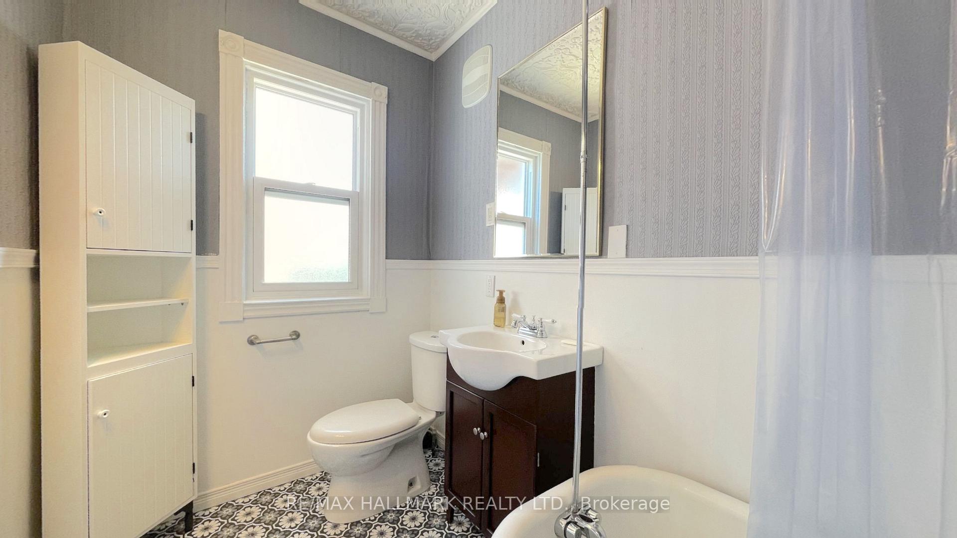 Photo 10 of Unit UPPER, 149 Wellington Street S, Hamilton, Corktown — HOMEH