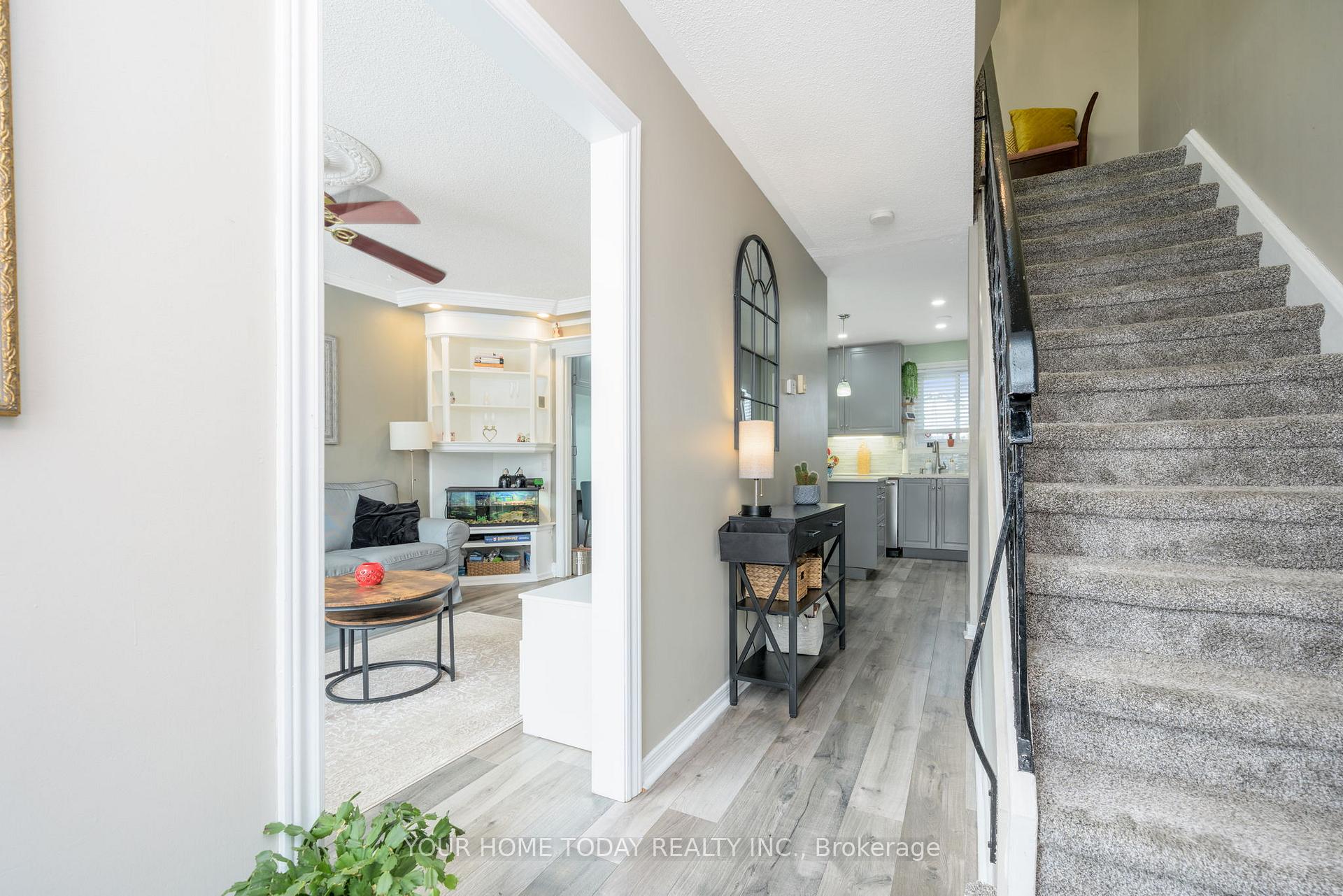 Photo 3 of Unit 16, 20 Mountainview Road S, Halton Hills, Georgetown — HOMEH