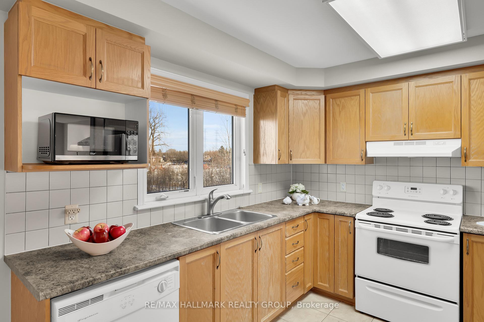 Photo 17 of Unit 4, 577 Reardon Private, Ottawa, Heron Gate/Industrial Park — HOMEH