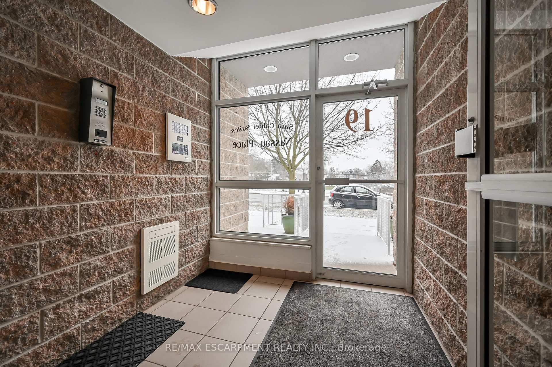 Photo 4 of Unit 102, 19 Lake Avenue S, Hamilton, Stoney Creek — HOMEH