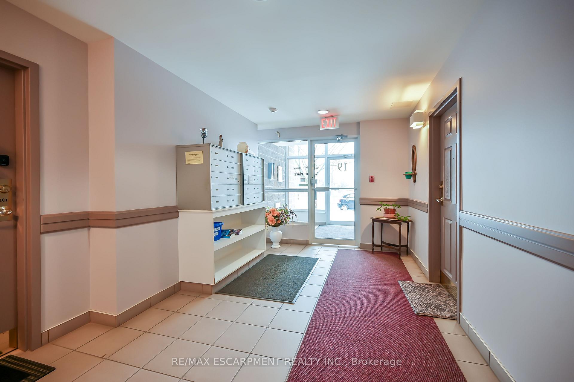 Photo 5 of Unit 102, 19 Lake Avenue S, Hamilton, Stoney Creek — HOMEH