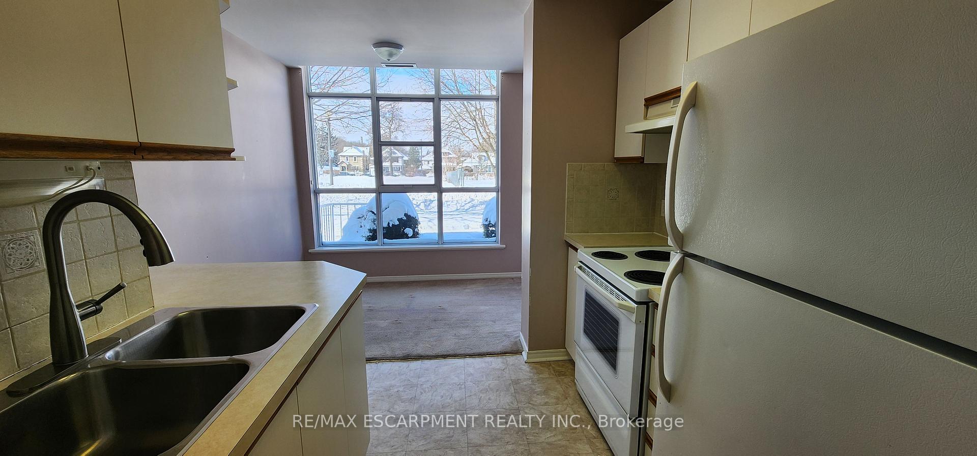 Photo 11 of Unit 102, 19 Lake Avenue S, Hamilton, Stoney Creek — HOMEH