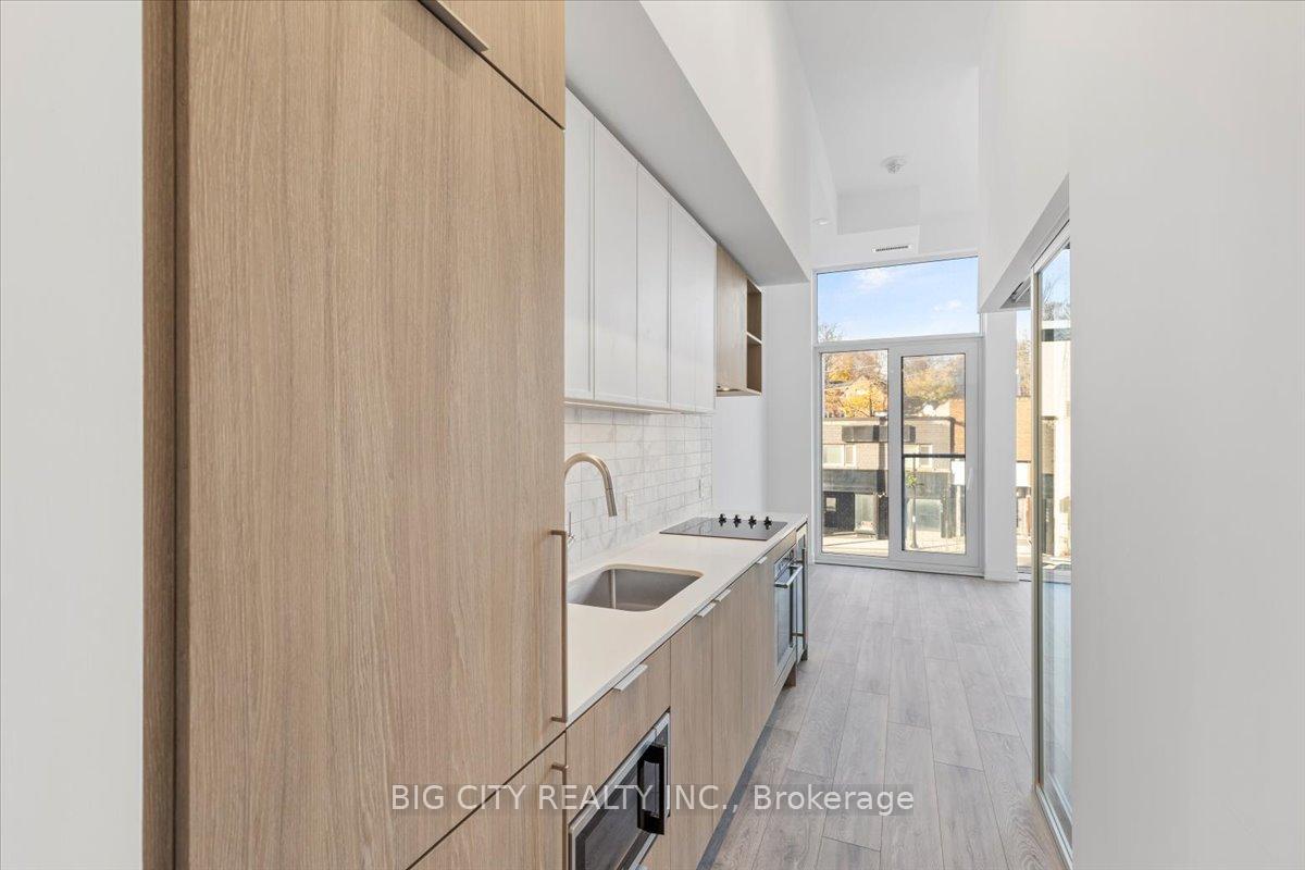 Photo 3 of Unit 219, 2020 Bathurst Street, Toronto, Humewood-Cedarvale — HOMEH