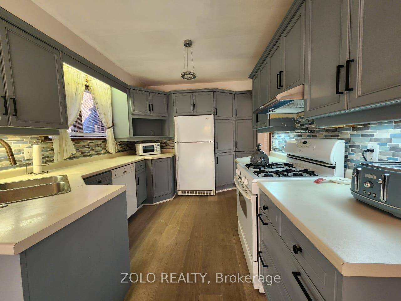 Photo 2 of Unit Main floor, 5 Cabot Court, Aurora, Aurora Heights — HOMEH
