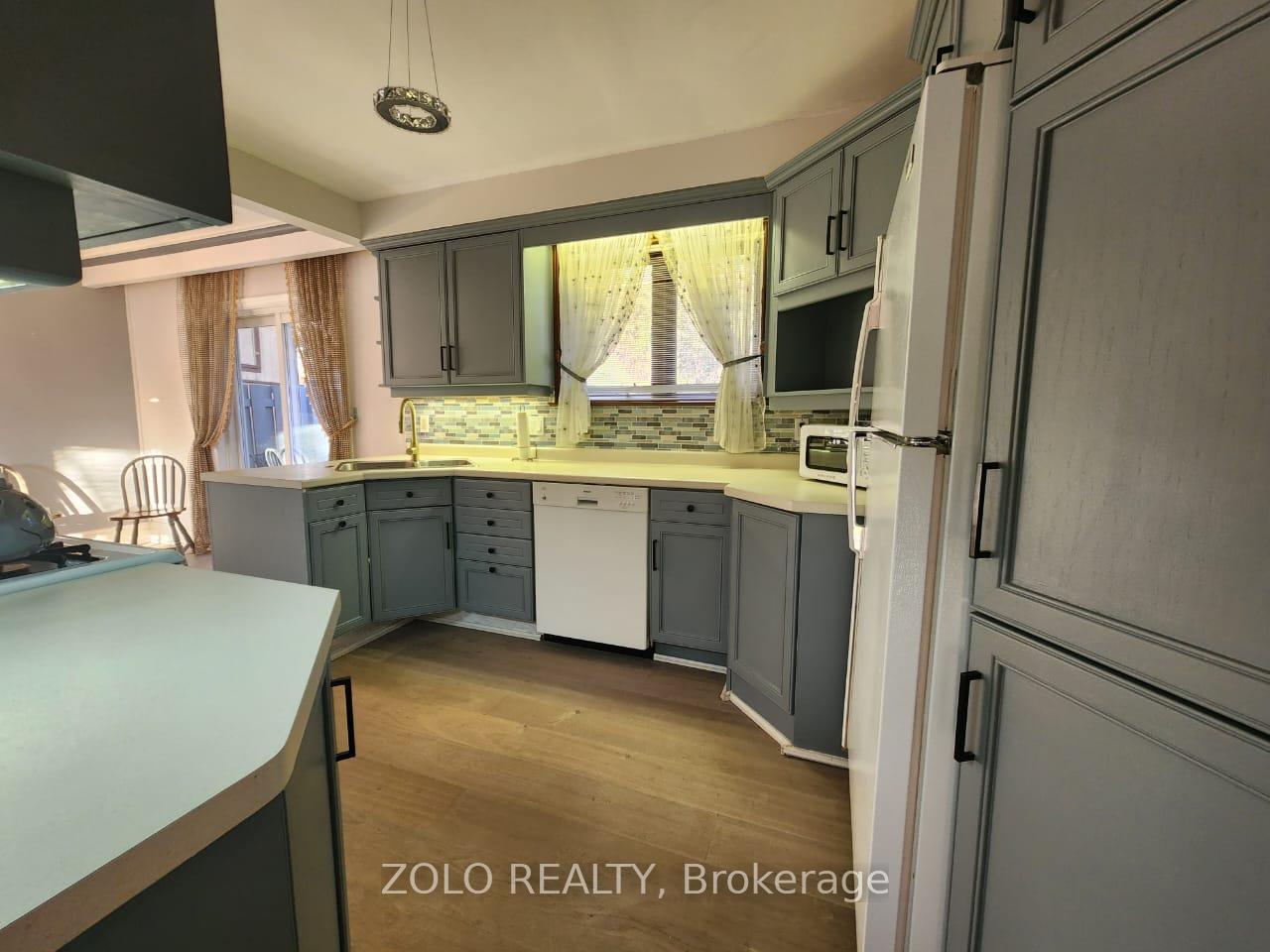Photo 3 of Unit Main floor, 5 Cabot Court, Aurora, Aurora Heights — HOMEH