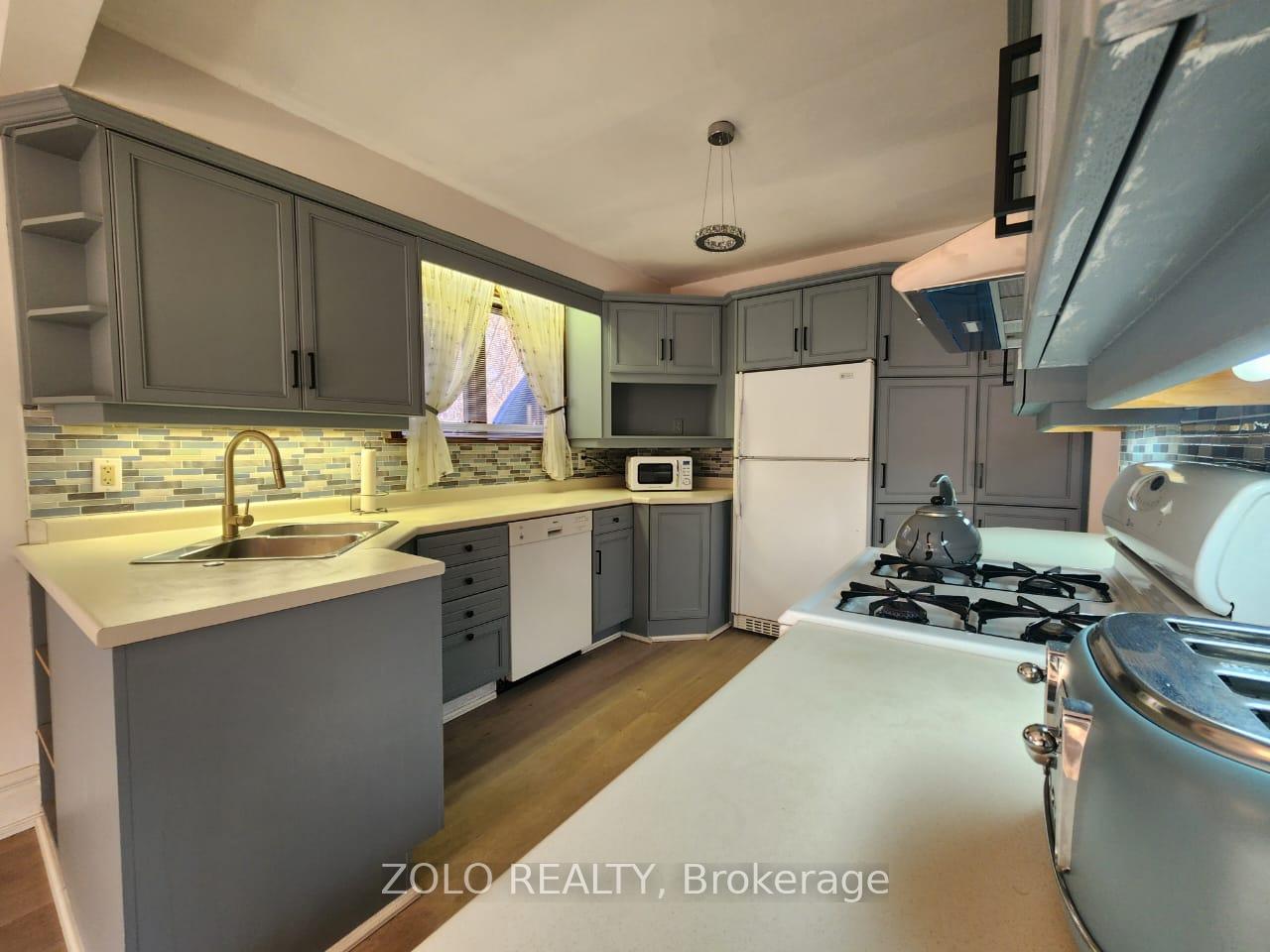 Photo 4 of Unit Main floor, 5 Cabot Court, Aurora, Aurora Heights — HOMEH