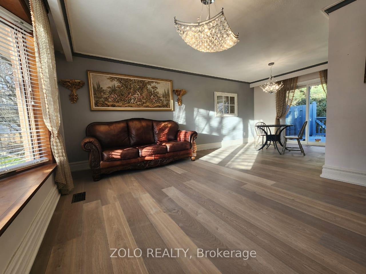 Photo 5 of Unit Main floor, 5 Cabot Court, Aurora, Aurora Heights — HOMEH