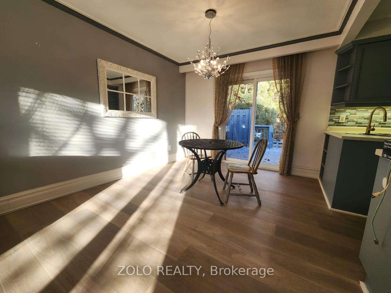 Photo 6 of Unit Main floor, 5 Cabot Court, Aurora, Aurora Heights — HOMEH