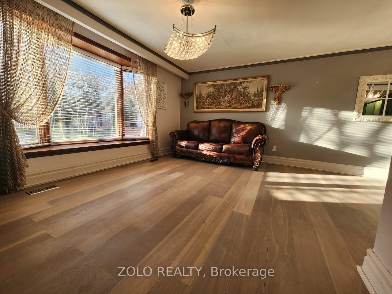 Photo 7 of Unit Main floor, 5 Cabot Court, Aurora, Aurora Heights — HOMEH