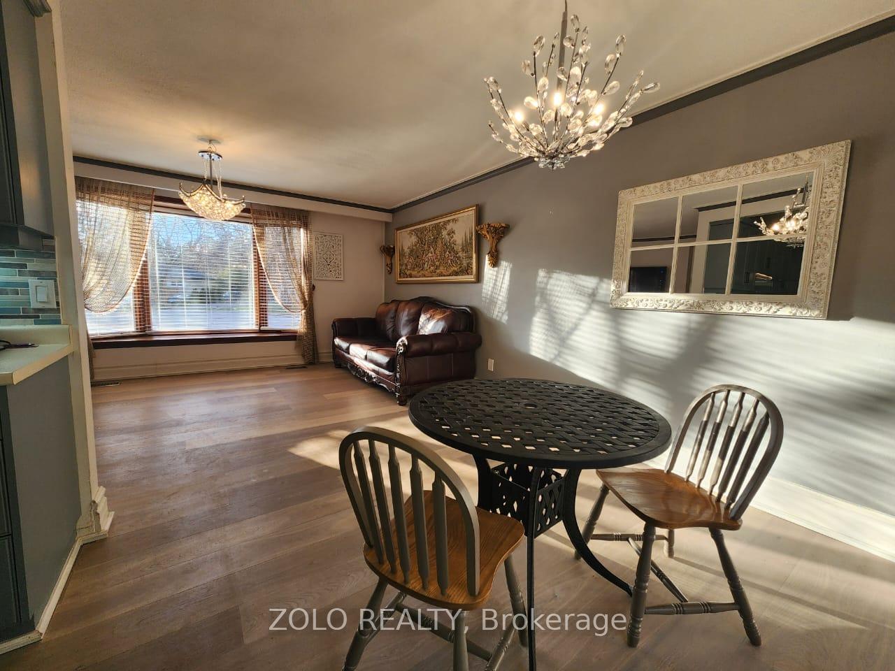 Photo 8 of Unit Main floor, 5 Cabot Court, Aurora, Aurora Heights — HOMEH