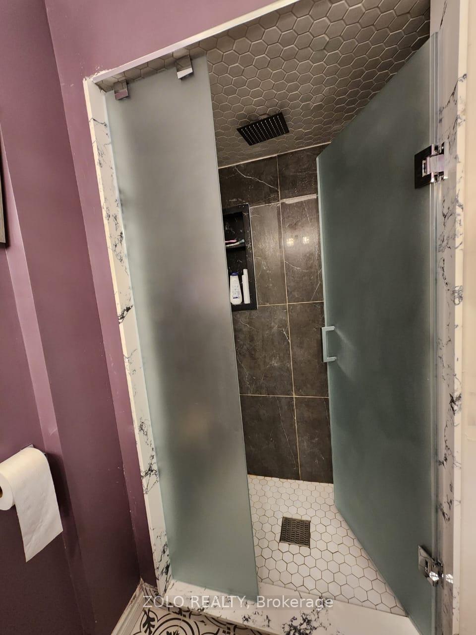Photo 16 of Unit Main floor, 5 Cabot Court, Aurora, Aurora Heights — HOMEH