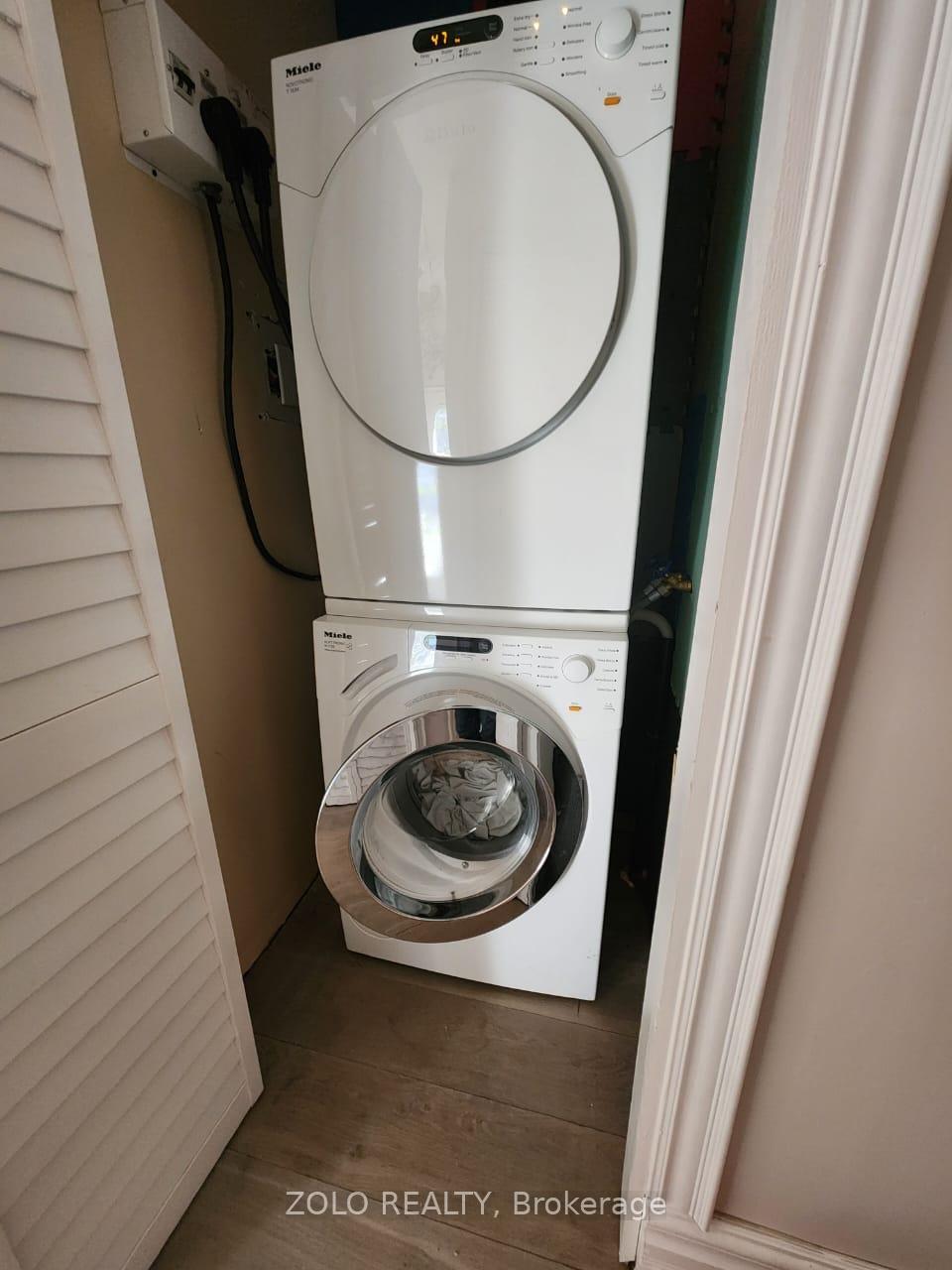 Photo 19 of Unit Main floor, 5 Cabot Court, Aurora, Aurora Heights — HOMEH