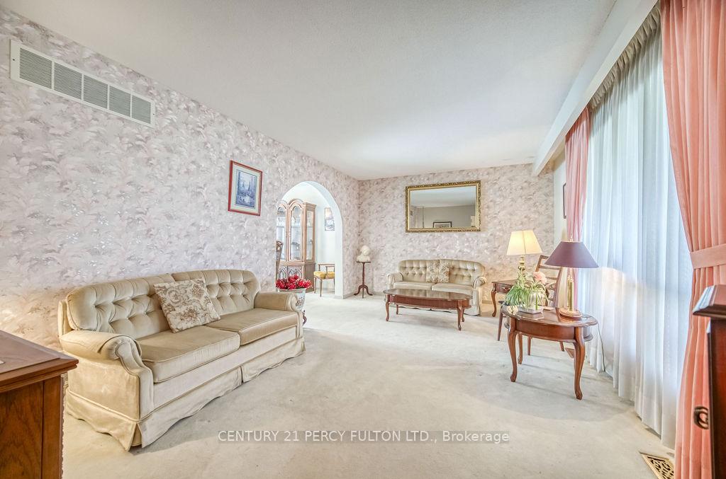 Photo 6 of 9 Judy Court, Markham, Markham Village — HOMEH