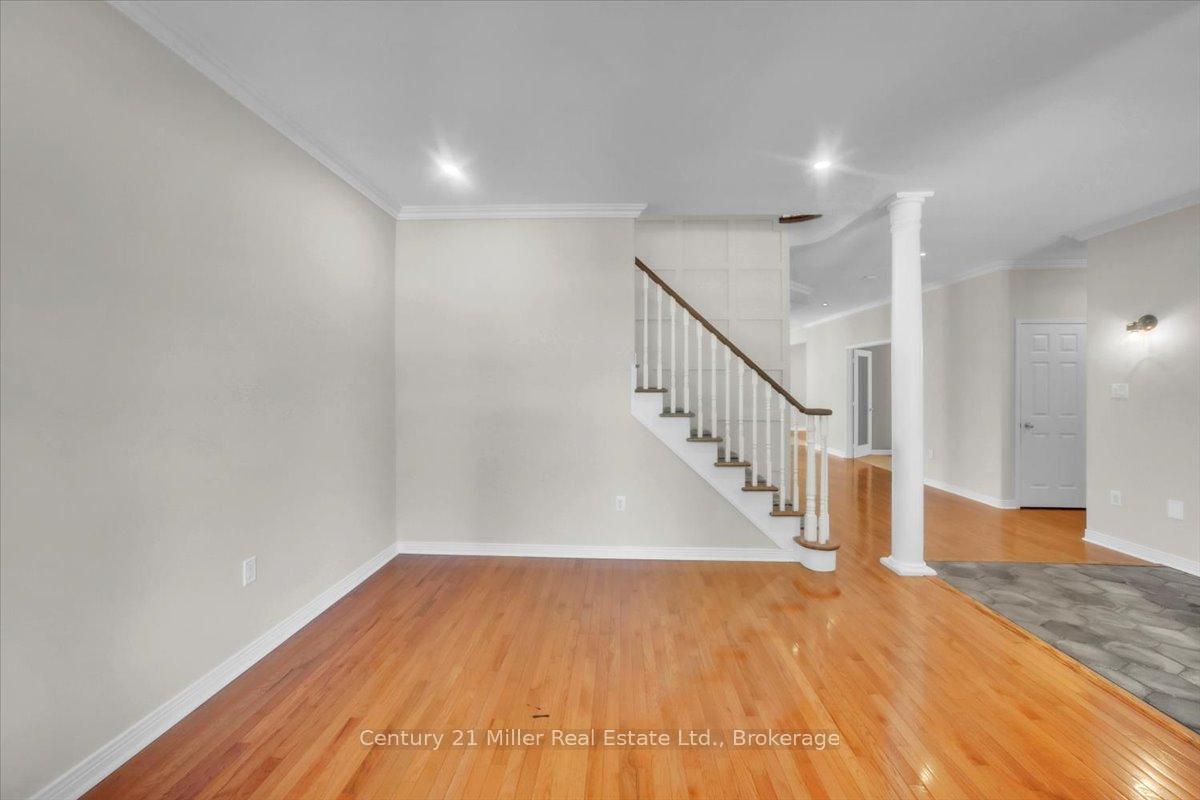 Photo 3 of 4298 Clubview Drive, Burlington, Rose — HOMEH