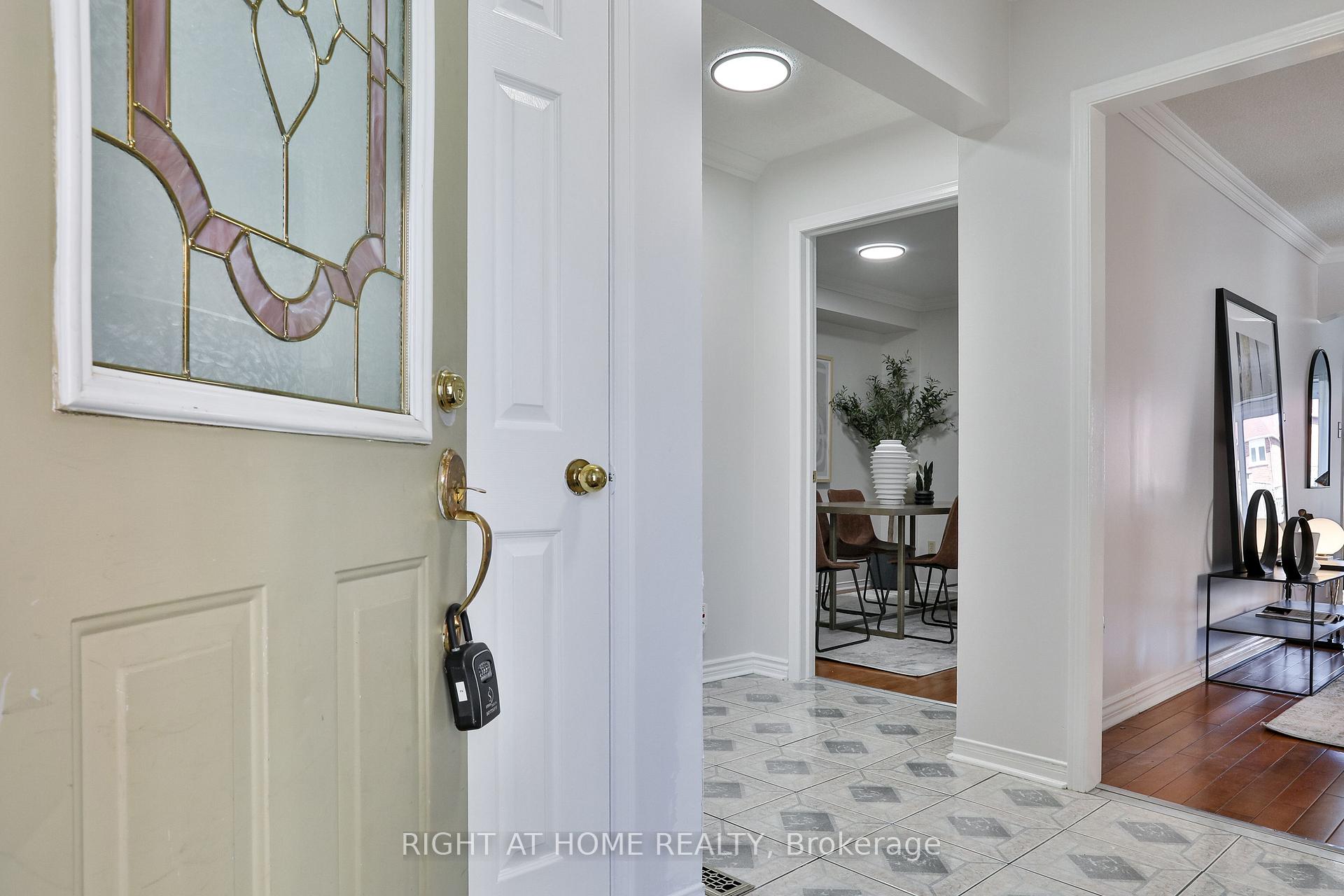 Photo 3 of 123 Clarion Crescent, Markham, Middlefield — HOMEH