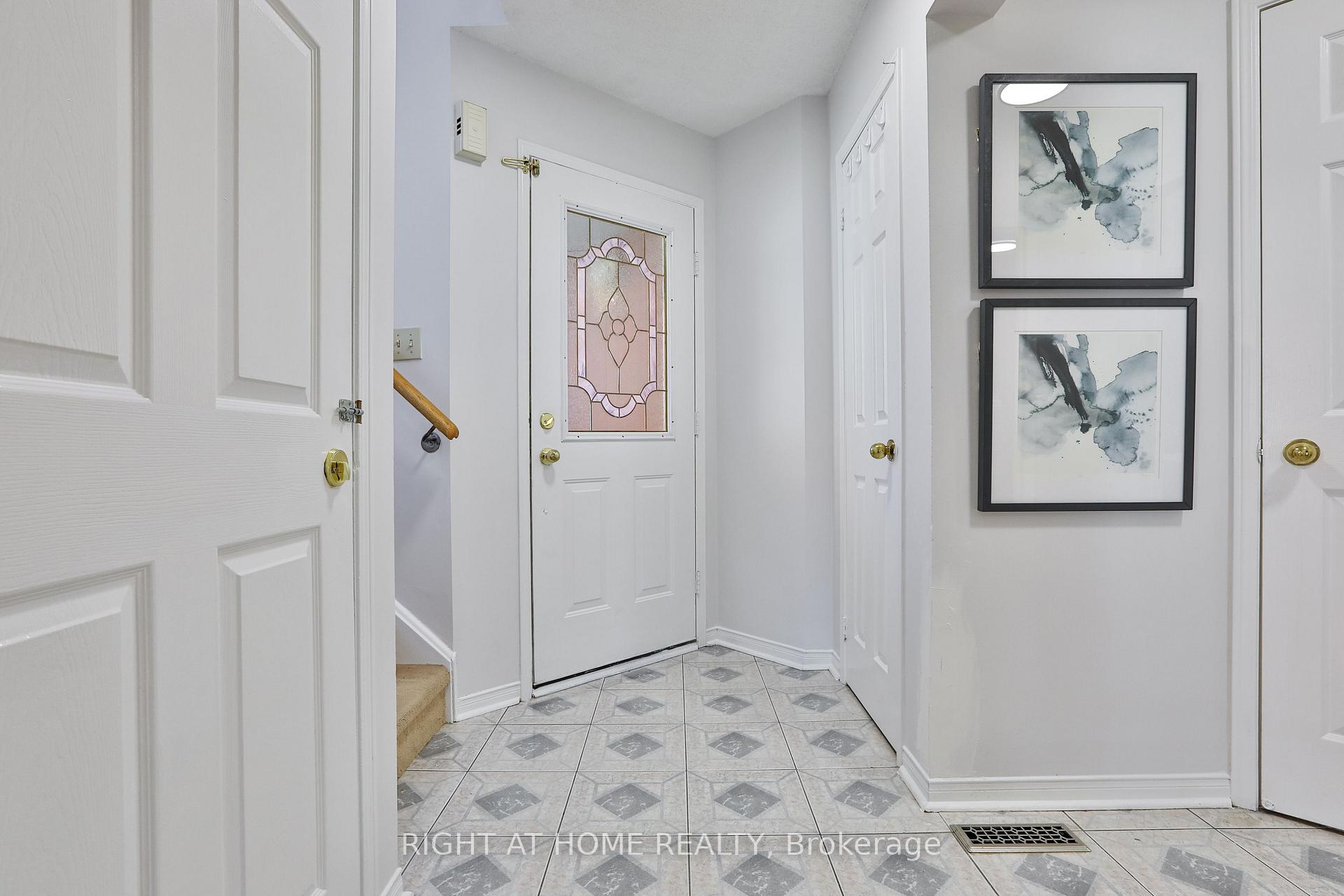 Photo 4 of 123 Clarion Crescent, Markham, Middlefield — HOMEH