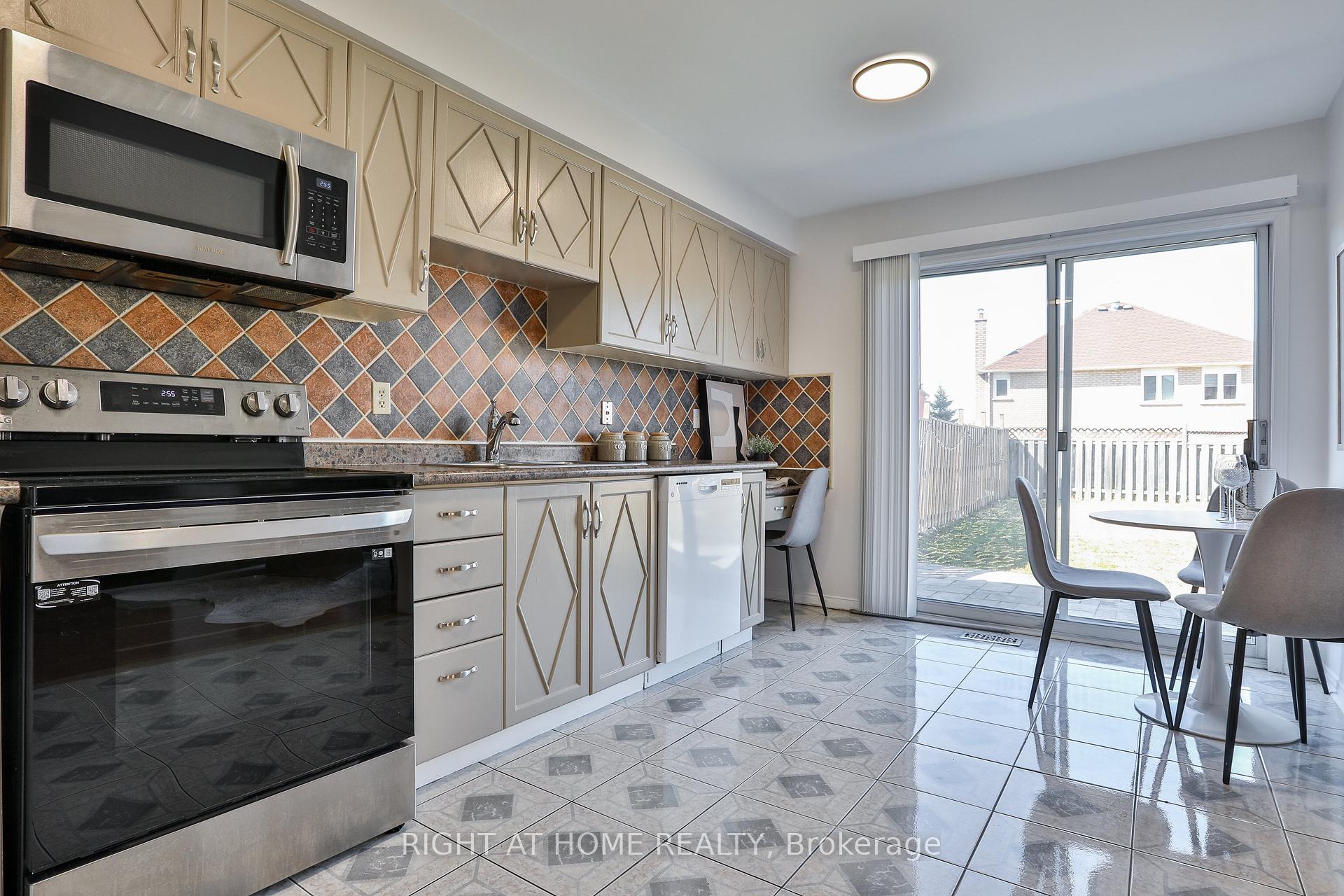 Photo 12 of 123 Clarion Crescent, Markham, Middlefield — HOMEH