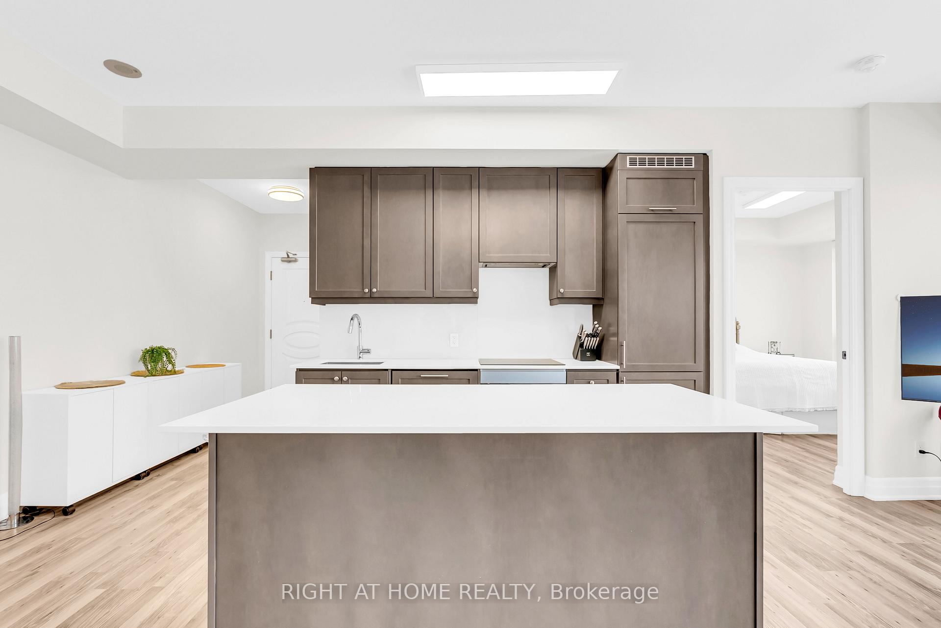 Photo 11 of Unit 2309, 9075 Jane Street, Vaughan, Concord — HOMEH
