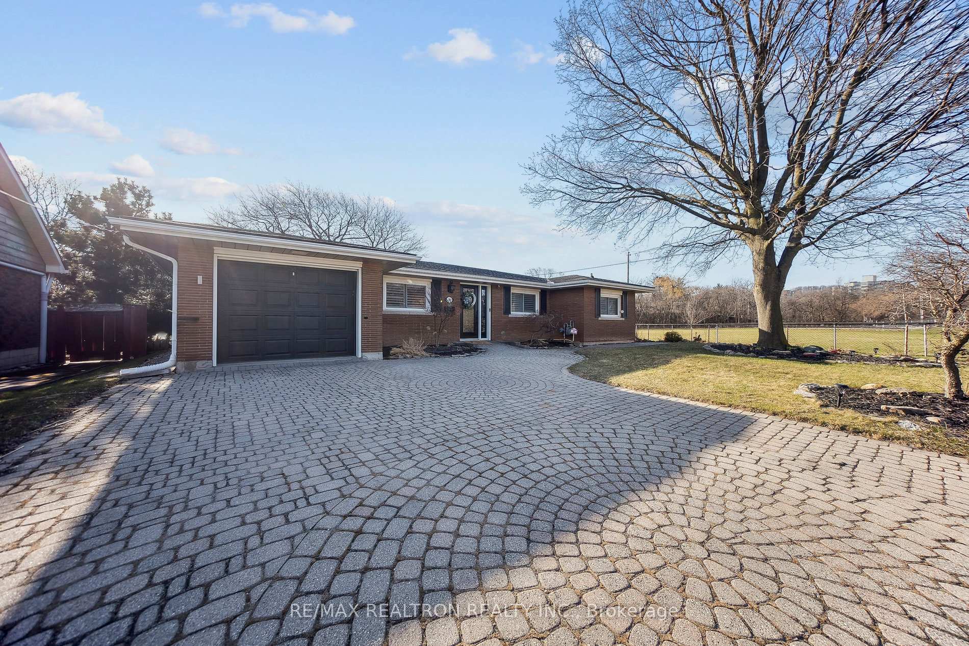Photo 3 of 72 Valley Drive, Hamilton, Stoney Creek — HOMEH