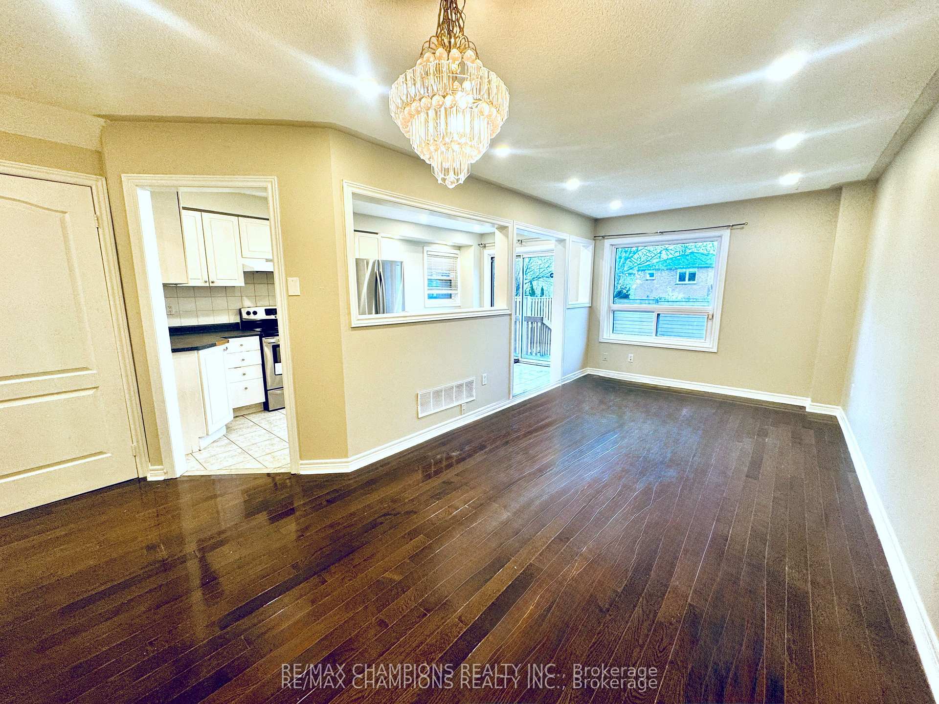 Photo 10 of 29 Tessler Crescent, Brampton, Bram West — HOMEH