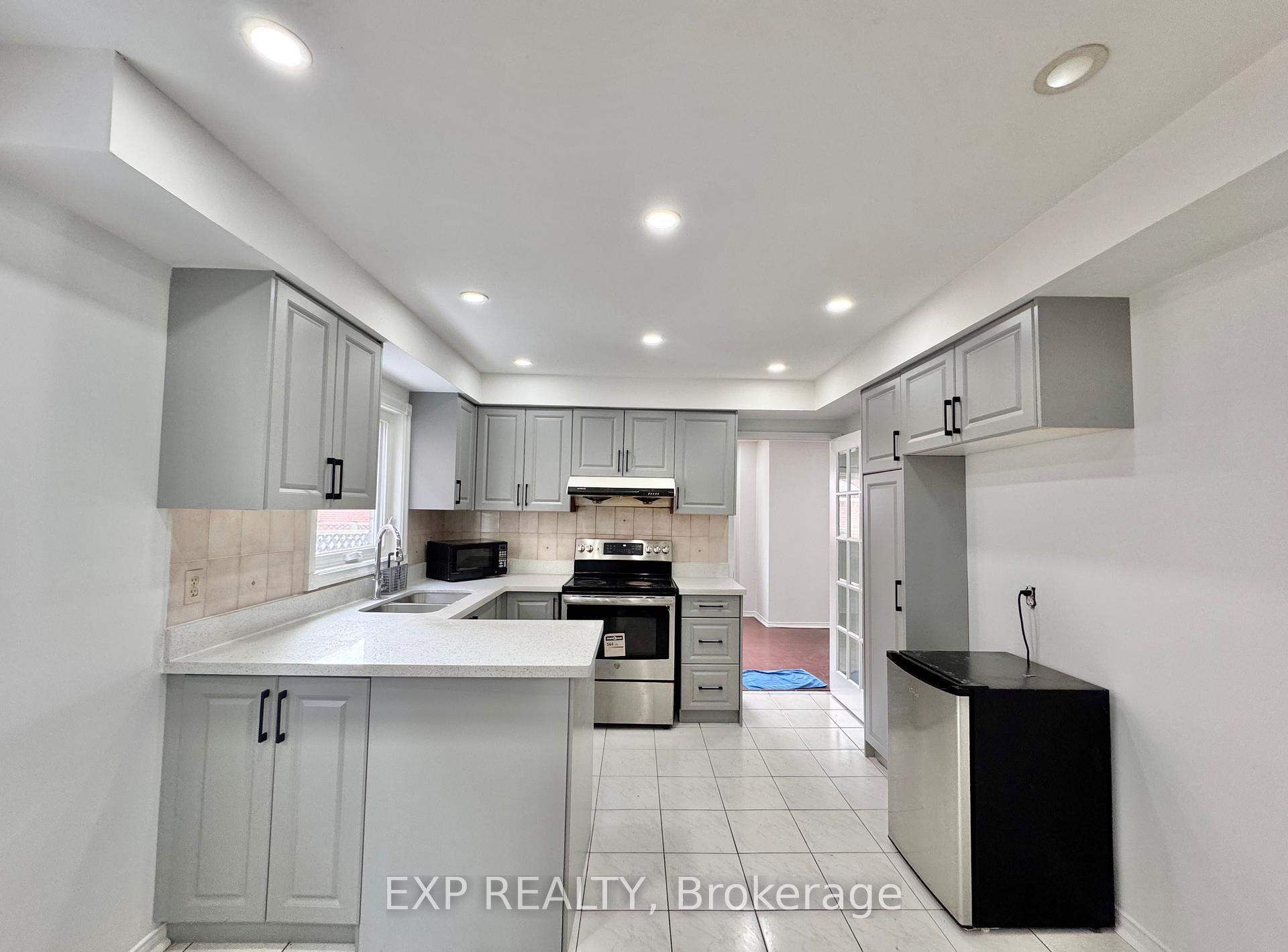 Photo 3 of Unit UPPER LEVEL, 1 Oaklea Boulevard, Brampton, Fletcher's Creek South — HOMEH