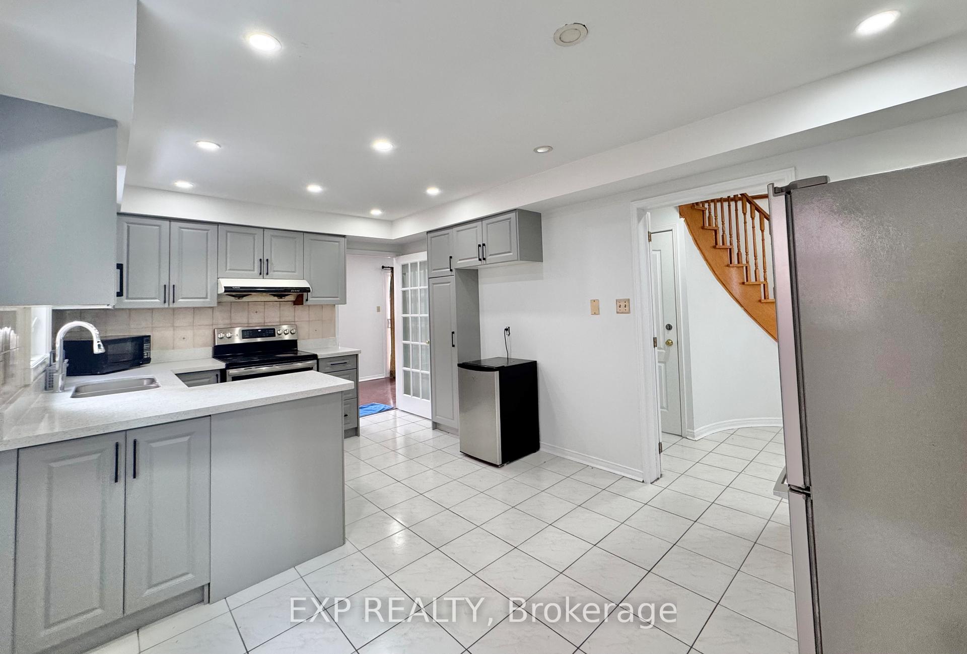 Photo 4 of Unit UPPER LEVEL, 1 Oaklea Boulevard, Brampton, Fletcher's Creek South — HOMEH