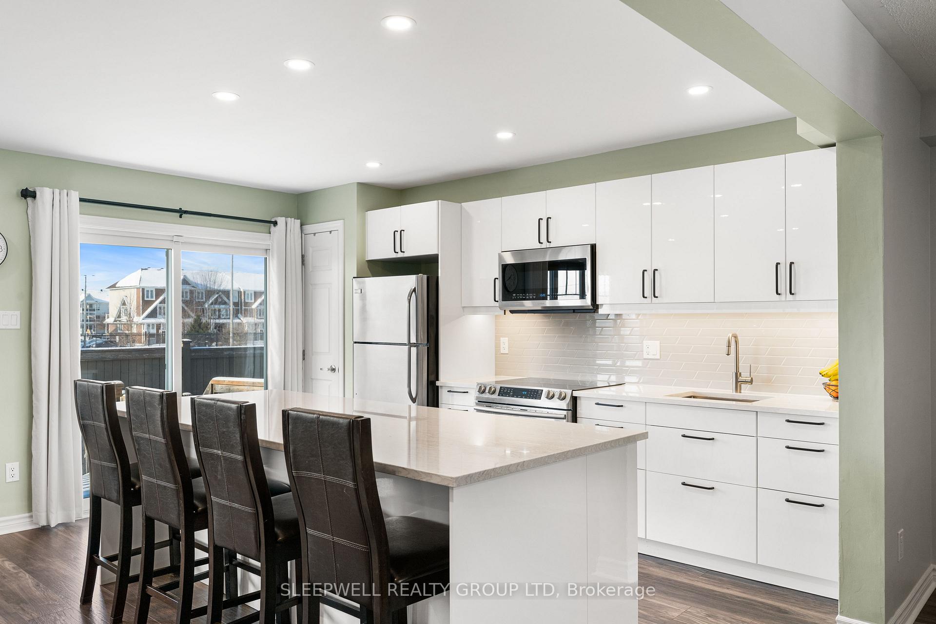 Photo 9 of 566 Meadowcreek Circle, Ottawa, Kanata - Emerald Meadows/Trailwest — HOMEH