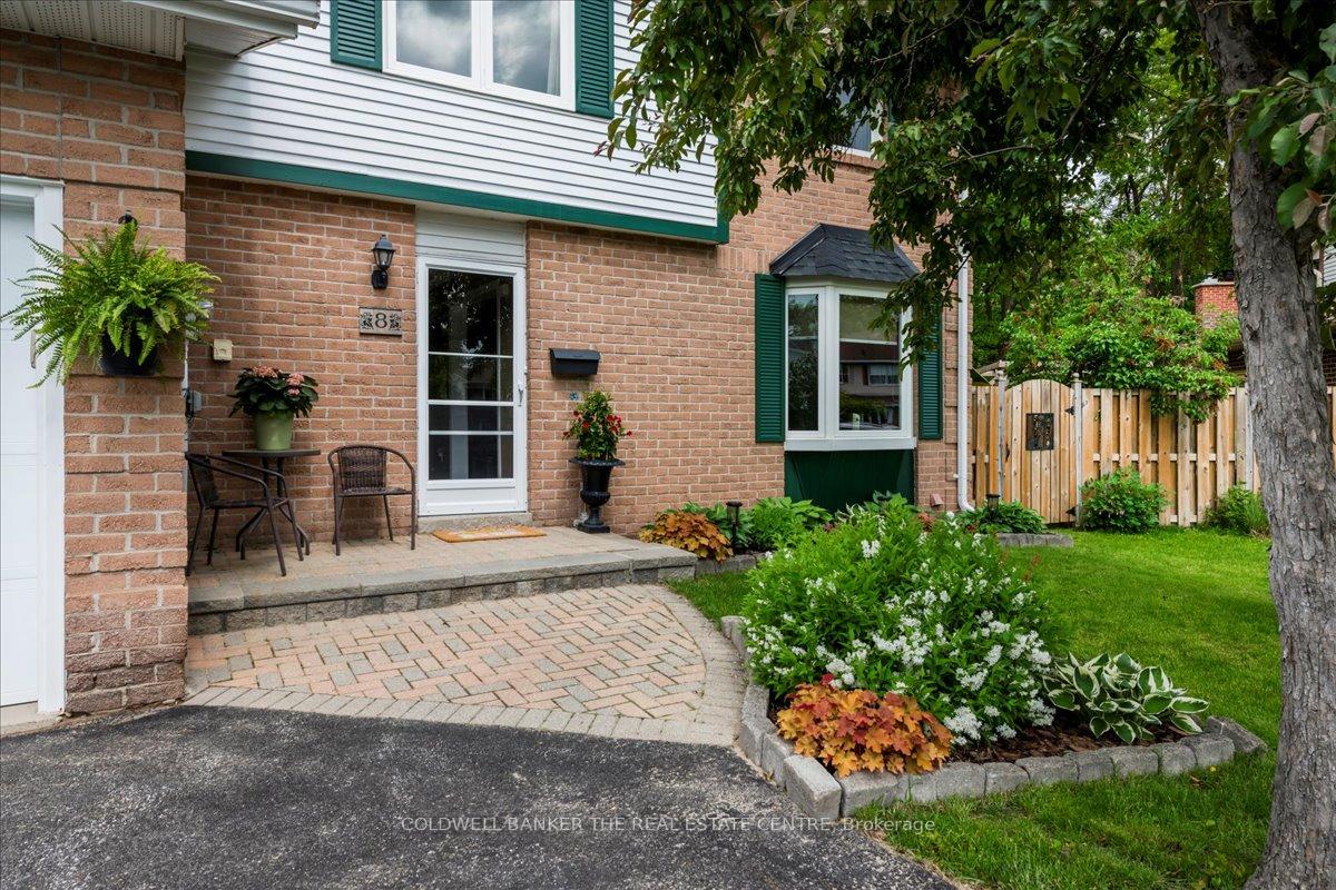 Photo 3 of 8 Bethune Place, Barrie, Letitia Heights — HOMEH