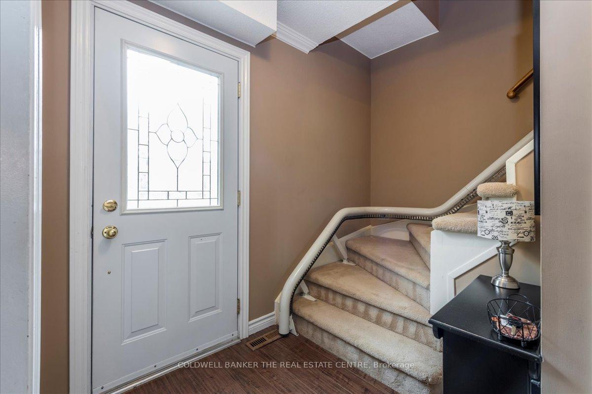 Photo 4 of 8 Bethune Place, Barrie, Letitia Heights — HOMEH