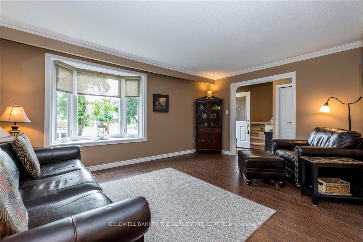Photo 5 of 8 Bethune Place, Barrie, Letitia Heights — HOMEH