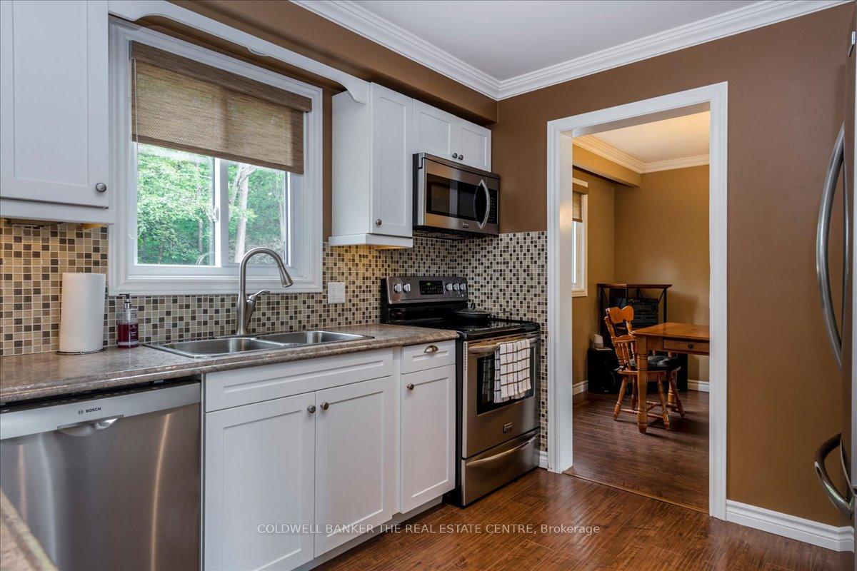 Photo 10 of 8 Bethune Place, Barrie, Letitia Heights — HOMEH
