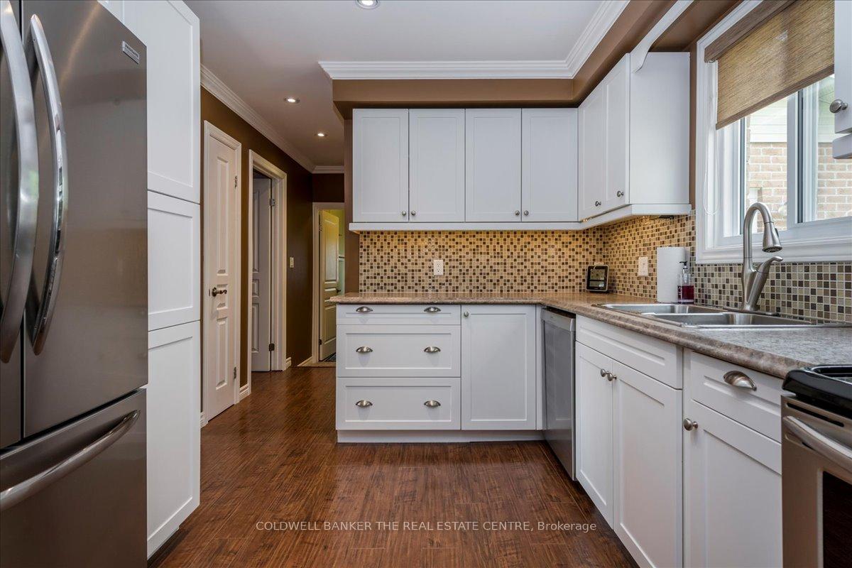 Photo 11 of 8 Bethune Place, Barrie, Letitia Heights — HOMEH
