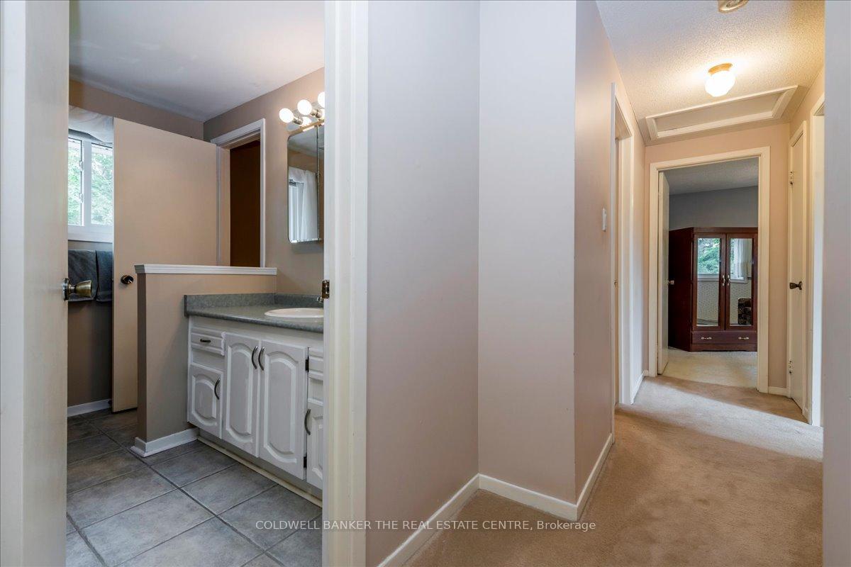 Photo 16 of 8 Bethune Place, Barrie, Letitia Heights — HOMEH