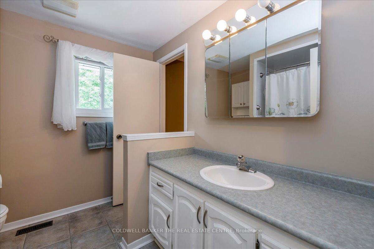 Photo 19 of 8 Bethune Place, Barrie, Letitia Heights — HOMEH