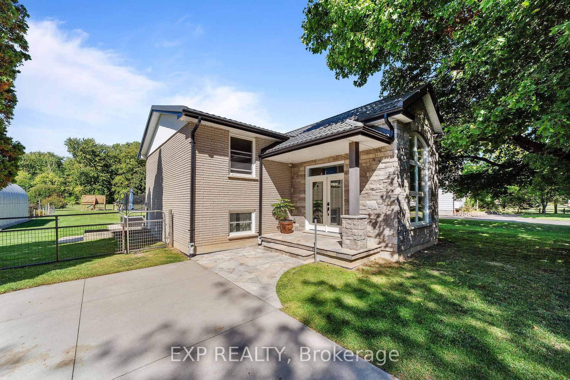 Photo 5 of 9122 Parkhouse Drive, Strathroy-Caradoc, Mount Brydges — HOMEH