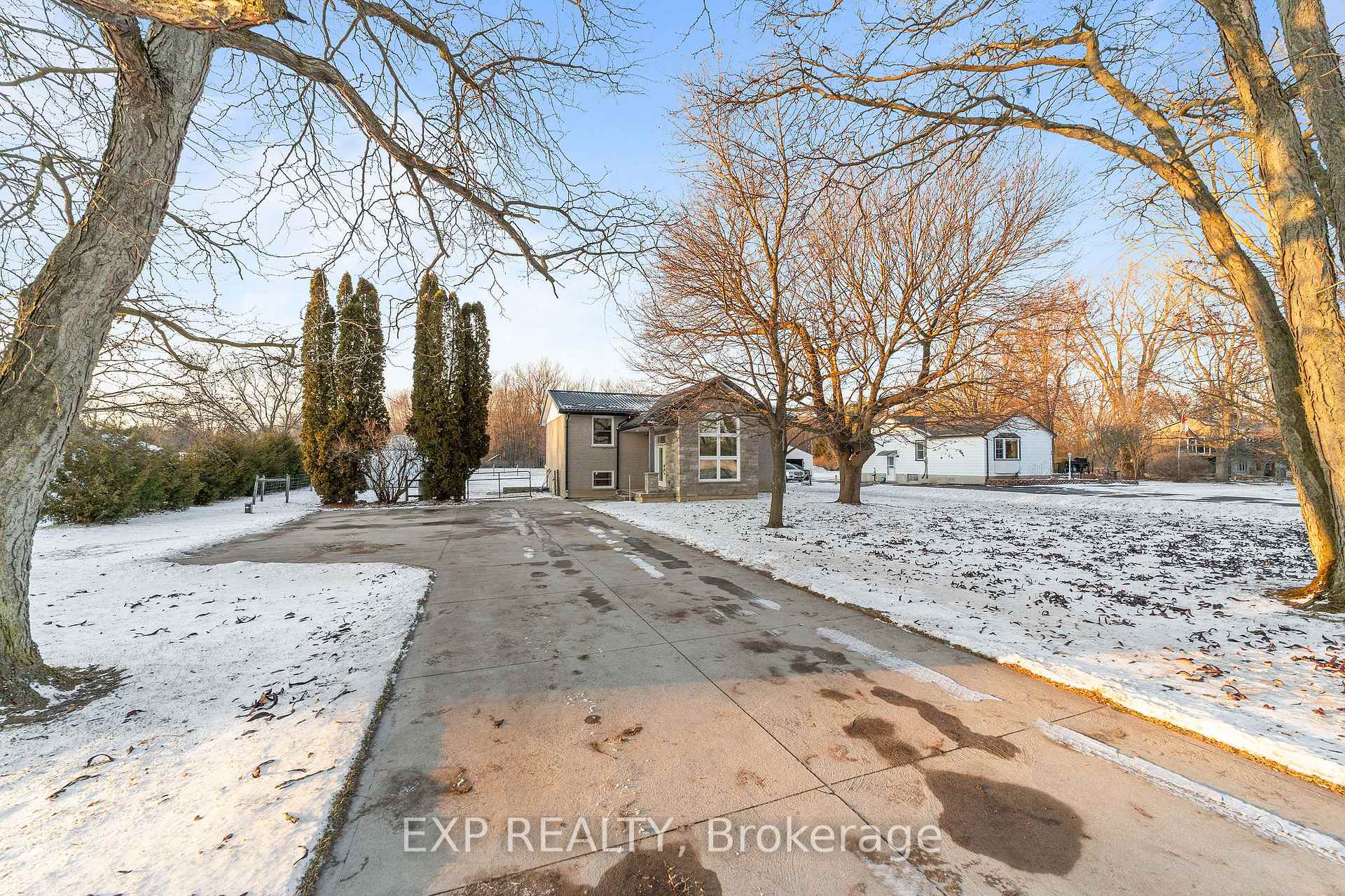 Photo 2 of 9122 Parkhouse Drive, Strathroy-Caradoc, Mount Brydges — HOMEH