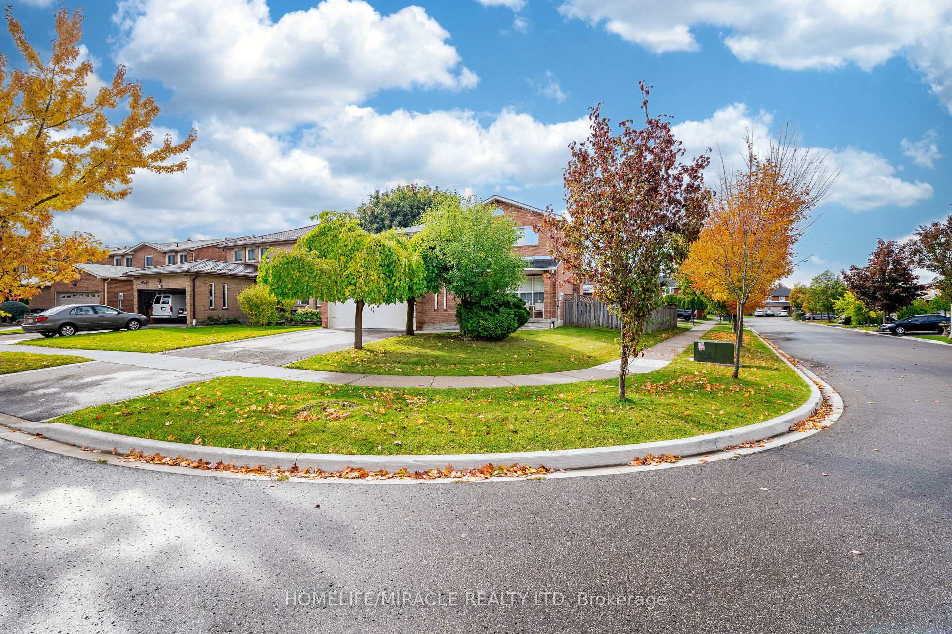 Photo 3 of 9 Ballycastle Crescent, Brampton, Heart Lake West — HOMEH