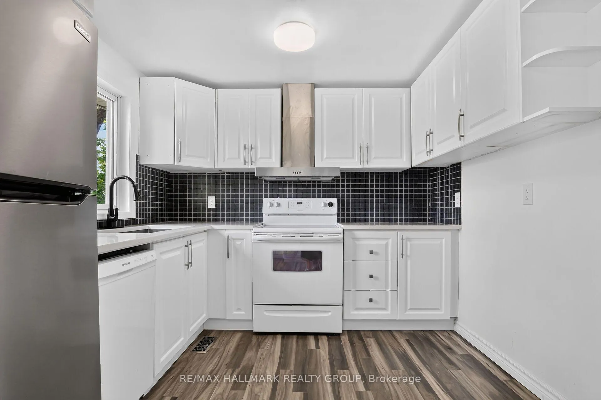 Photo 8 of Unit 7, 86 Esterlawn Private, Ottawa, McKellar Heights/Glabar Park — HOMEH