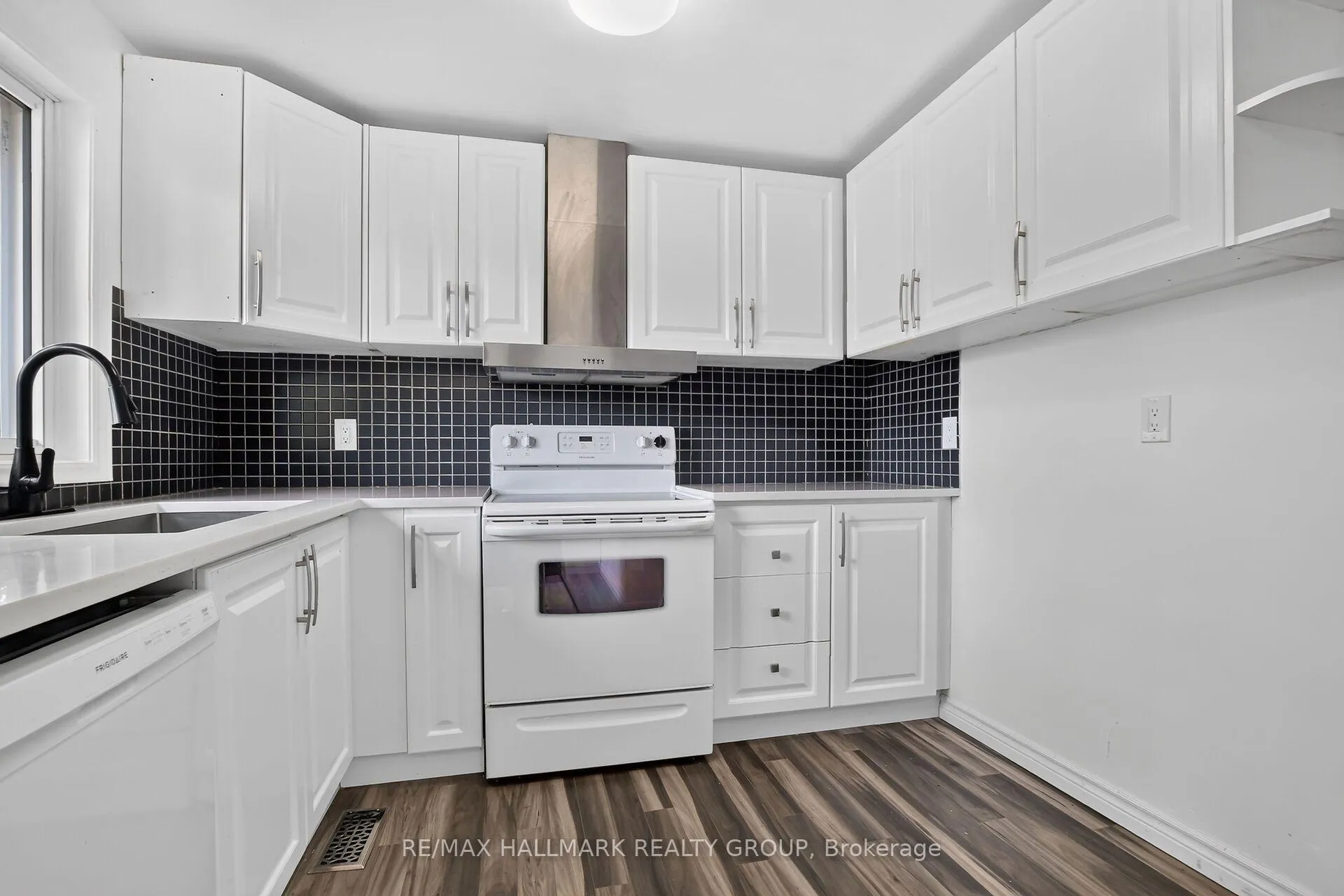 Photo 9 of Unit 7, 86 Esterlawn Private, Ottawa, McKellar Heights/Glabar Park — HOMEH